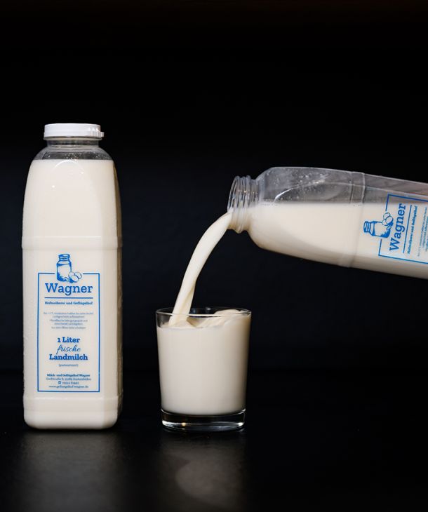 Ein Glas frischer Kuhmilch vom Wagner-Hof