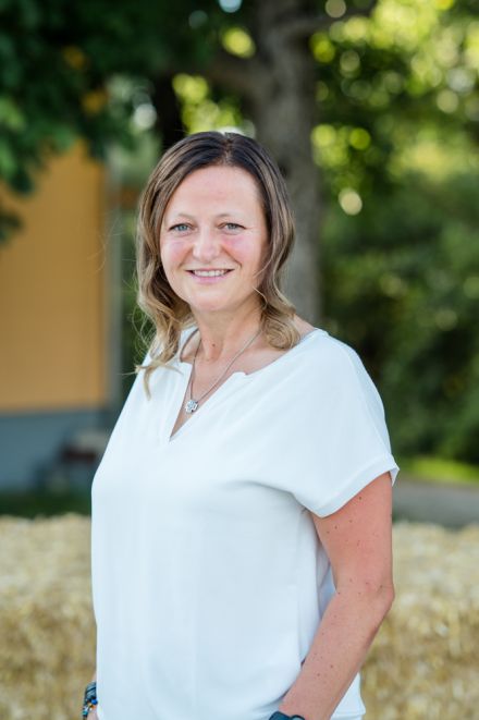 Verkäuferin im Hofladen - Wagner Hofmolkerei und Geflügelhof