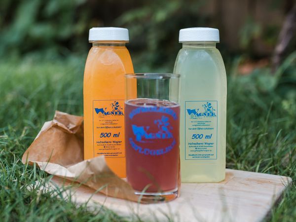 Zwei Flaschen und ein Glas mit Molke