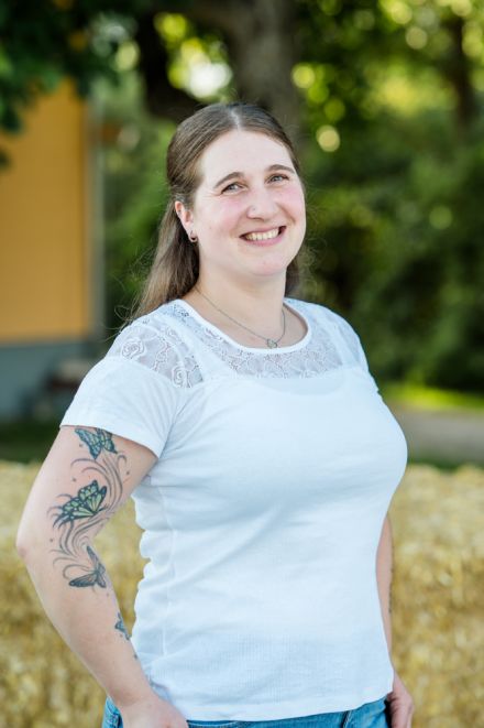 Verkäuferin im Hofladen - Wagner Hofmolkerei und Geflügelhof