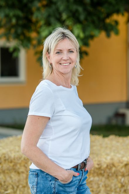 Verkäuferin im Hofladen - Wagner Hofmolkerei und Geflügelhof