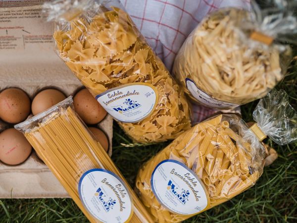 Vier Packungen Eiernudeln in verschiedener Form